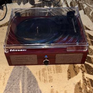 Udreamer Blootooth speaker turntable with clear lid.